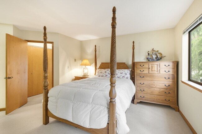 Building Photo - 1bed 1 bath water, sewer garbage & parking included Downtown Bellevue