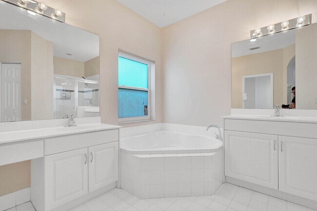 Building Photo - Amazing 4 Bedroom, 3 Bath home plus large 21'x11' loft located in Parkland Isles!