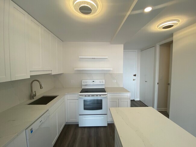 Building Photo - 1660 N La Salle Dr