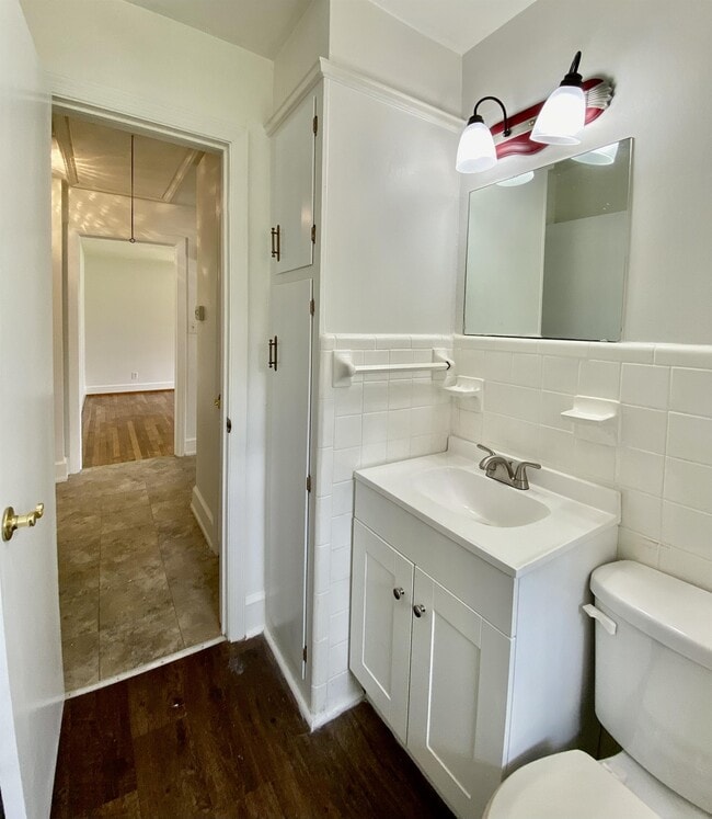 Building Photo - 648 Linfield Dr