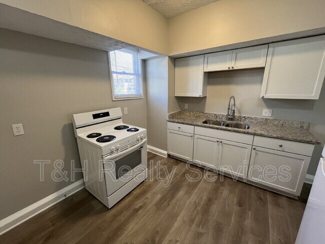 Building Photo - 512 E 33rd St