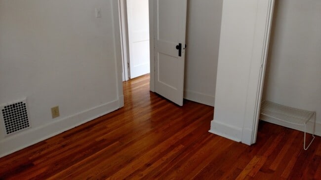 Building Photo - Fantastic and Bright Second Floor Duplex!