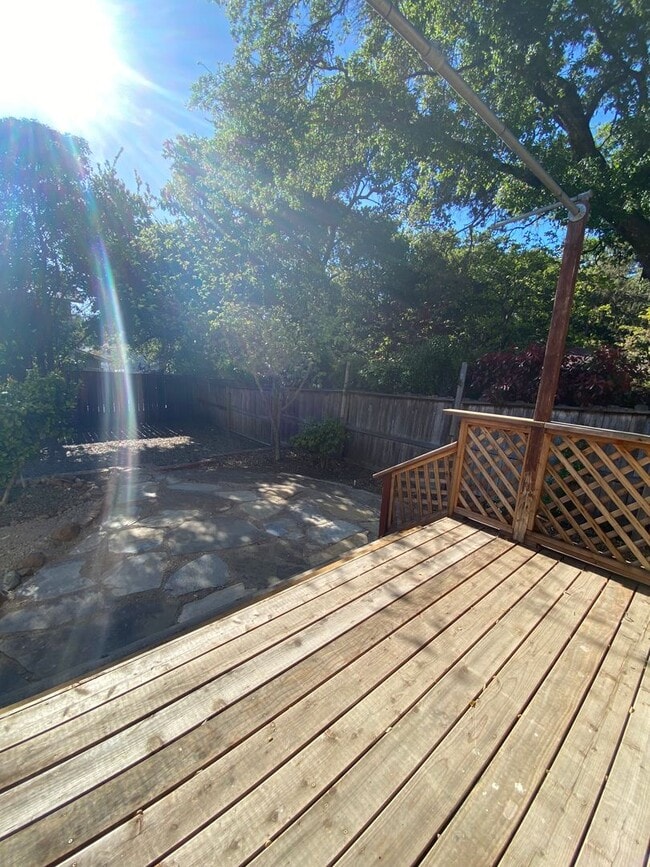 Building Photo - Bright & Cheery 2 Bedroom Home