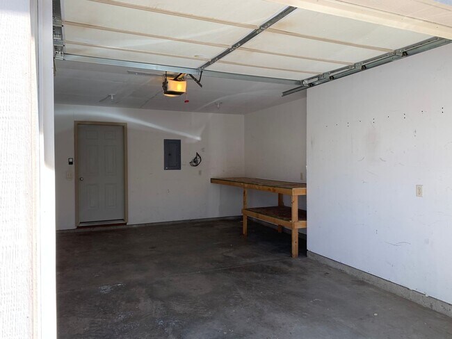 Building Photo - Beautifully Maintained Townhome