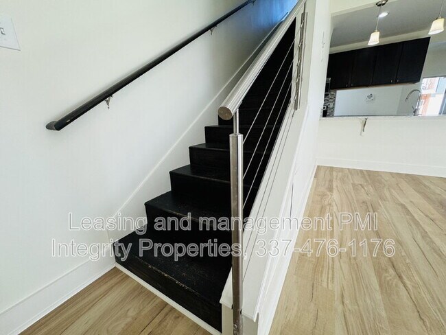 Building Photo - 113 Bayou St