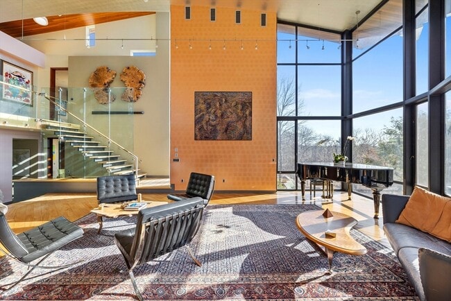 Building Photo - 370 Summer St