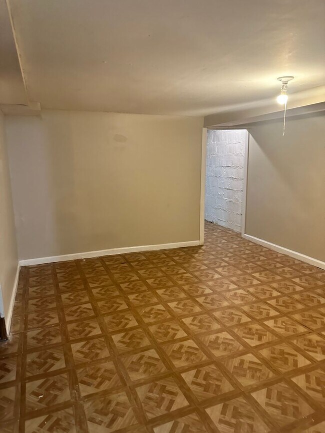Building Photo - Spacious Rooms! Finished Basement! W/D! Available Now!