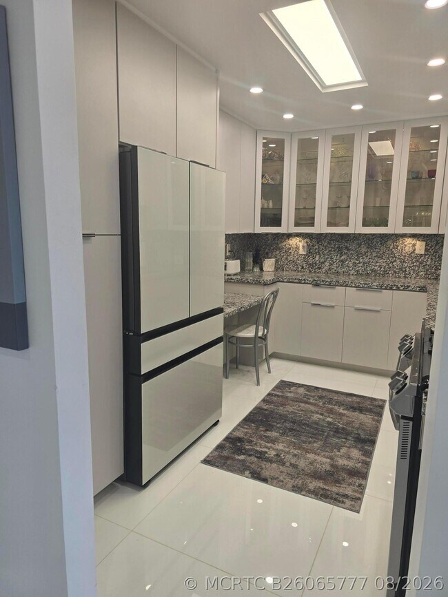 Building Photo - 2030 S Ocean Dr