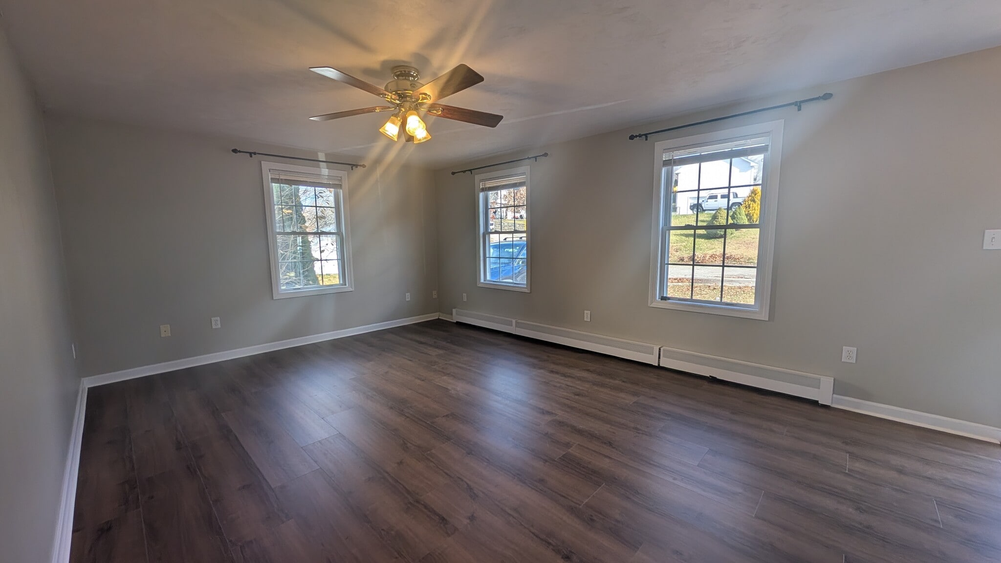 Livingroom w/new LVP floors - 90A Loxwood St