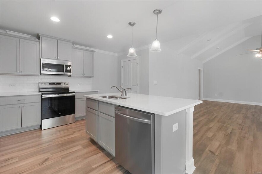 Building Photo - 994 Pearl Dr