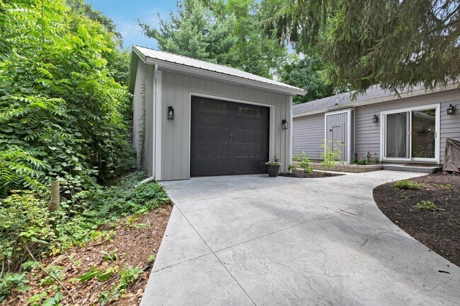 Building Photo - 7093 S Section Line Rd