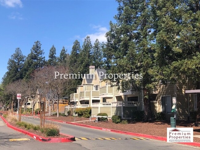 Building Photo - Move-in Ready 2BD/1BA Upper-Level, End Uni...