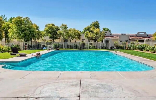 Building Photo - 2 Bedroom Townhouse in a Resort Style Community! All Utilities Included!