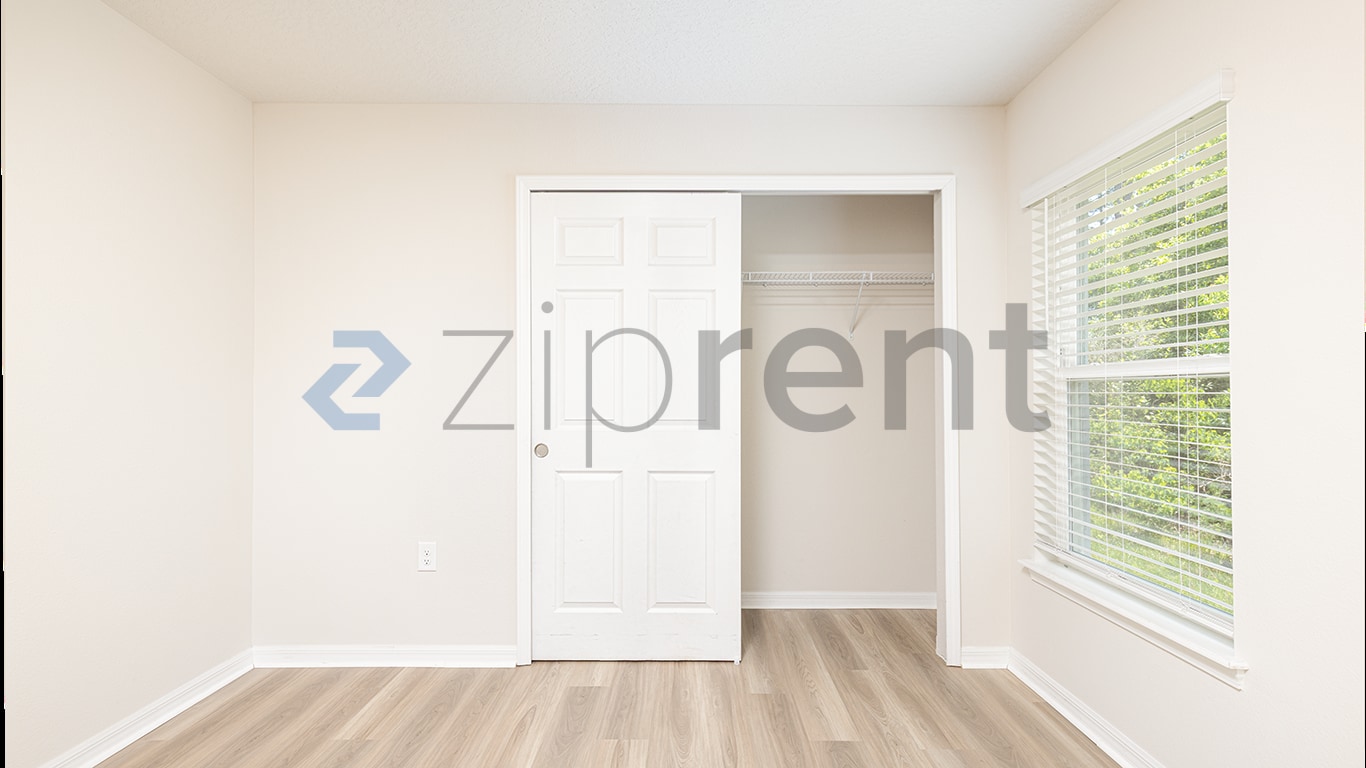 Building Photo - Unit B