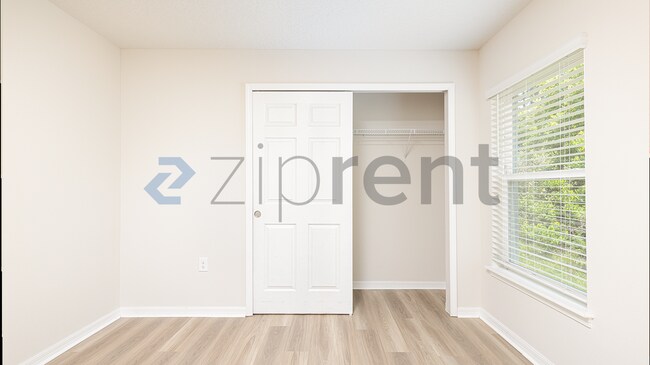 Building Photo - Unit B