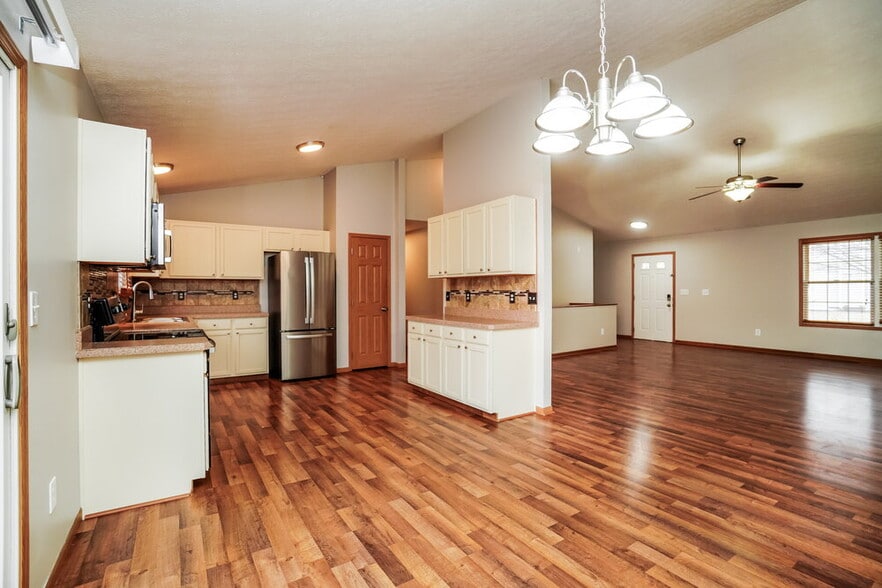 Building Photo - 370 Millett Dr