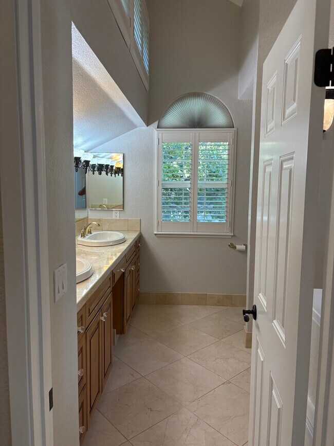 Building Photo - 1938 Stratton Cir