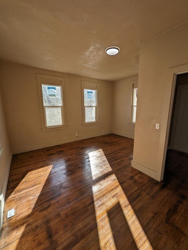 Building Photo - 2 Bedroom House Available