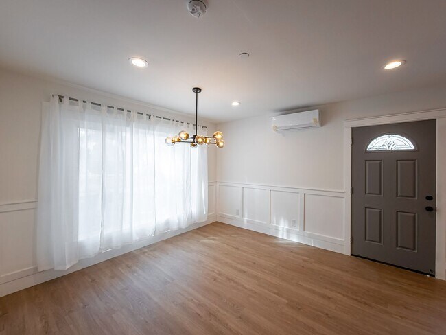 Building Photo - Newly Renovated 4BR Lamanda Park Units!