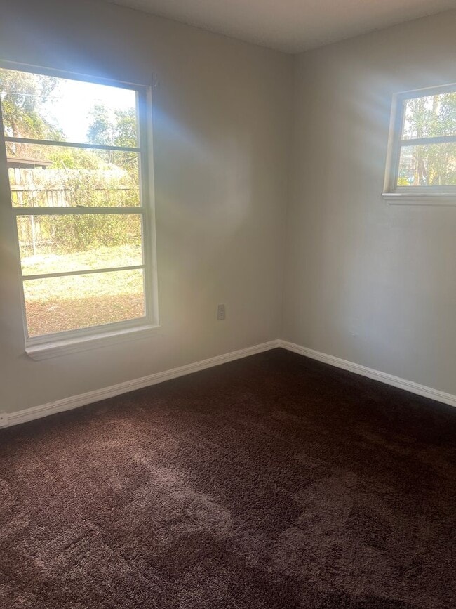 Building Photo - Wonderful 2 bedroom home with Addition Den or Office, Great Location