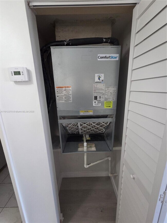 Building Photo - 9433 Fontainebleau Blvd