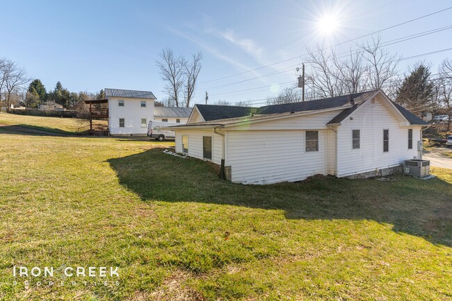 Building Photo - Charming 3-Bedroom Home in Woodfin