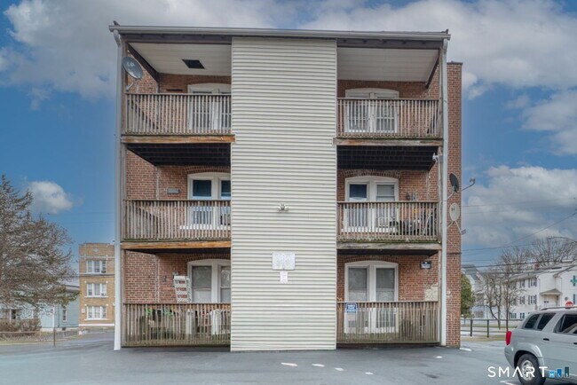 Building Photo - 152 Oak St