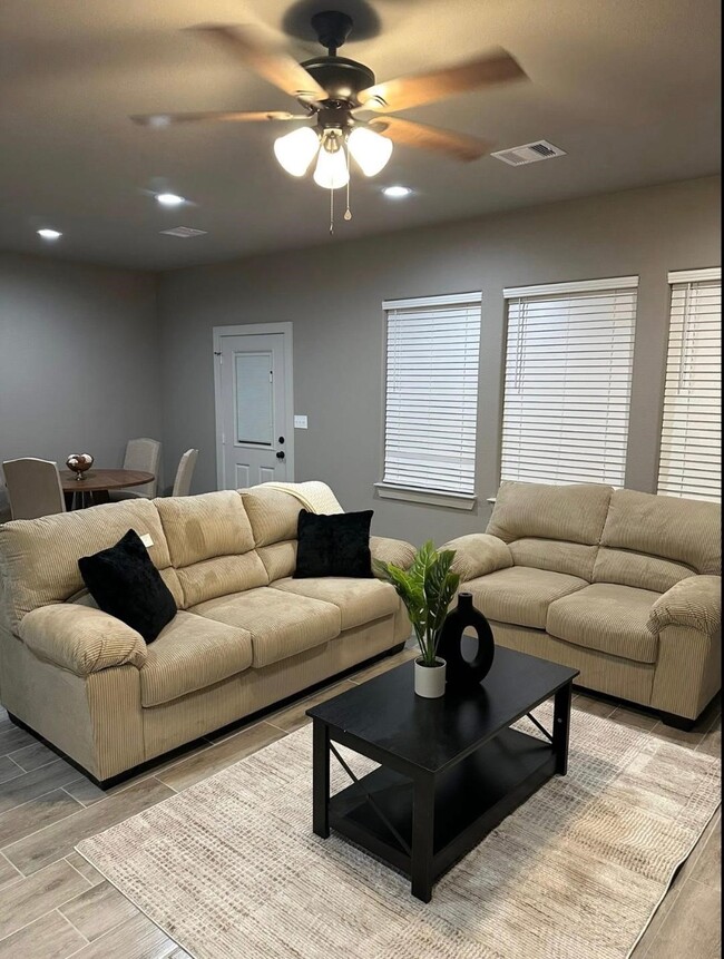 Building Photo - 340 N 9th St