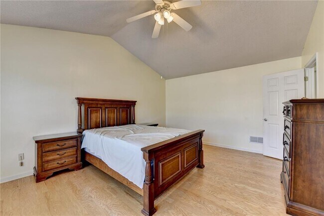 Building Photo - 435 Leasingham Way