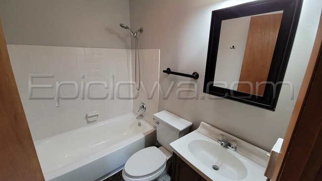 Building Photo - 143 Crestridge Dr NW