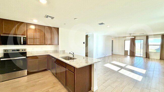 Building Photo - 1642 W Pima Ave
