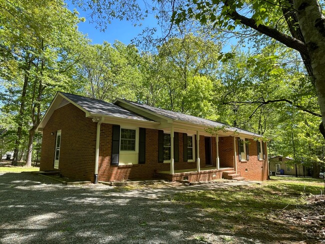 Primary Photo - Lovely 3br 2ba home in quiet Chapel Hill n...