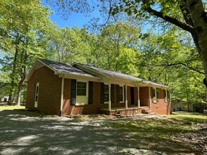 Building Photo - Lovely 3br 2ba home in quiet Chapel Hill neighborhood, walking distance to McDougle Elementary!