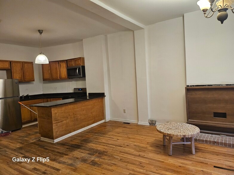 Kitchen - 2417 W Warren Blvd