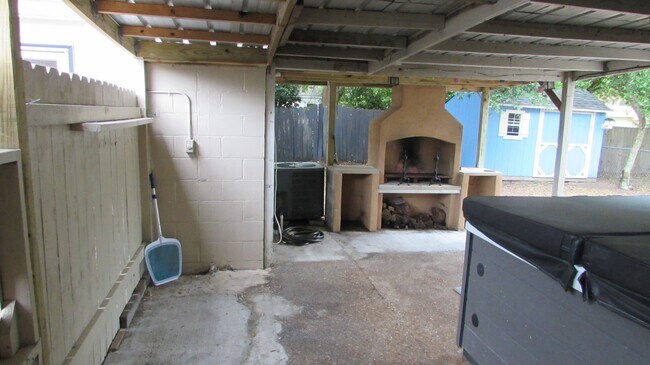 Building Photo - NEWLY REMODELED 3 BEDROOM 2 BATH