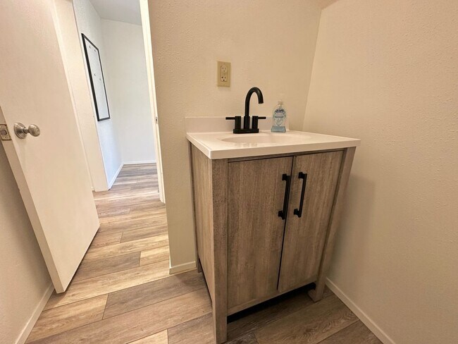 Building Photo - Remodeled Downtown Ellensburg Home