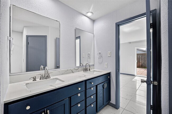 Building Photo - 10911 Pecan Dr