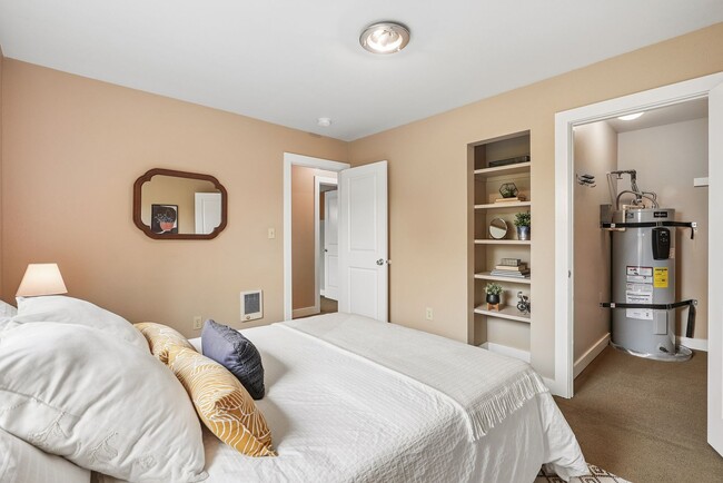 Building Photo - 4934-4942 NE 32nd Place