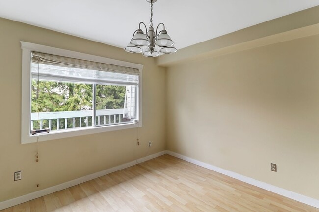 Building Photo - 2 Bed 2 Bath - Craftsman Condo - NAS Whidbey