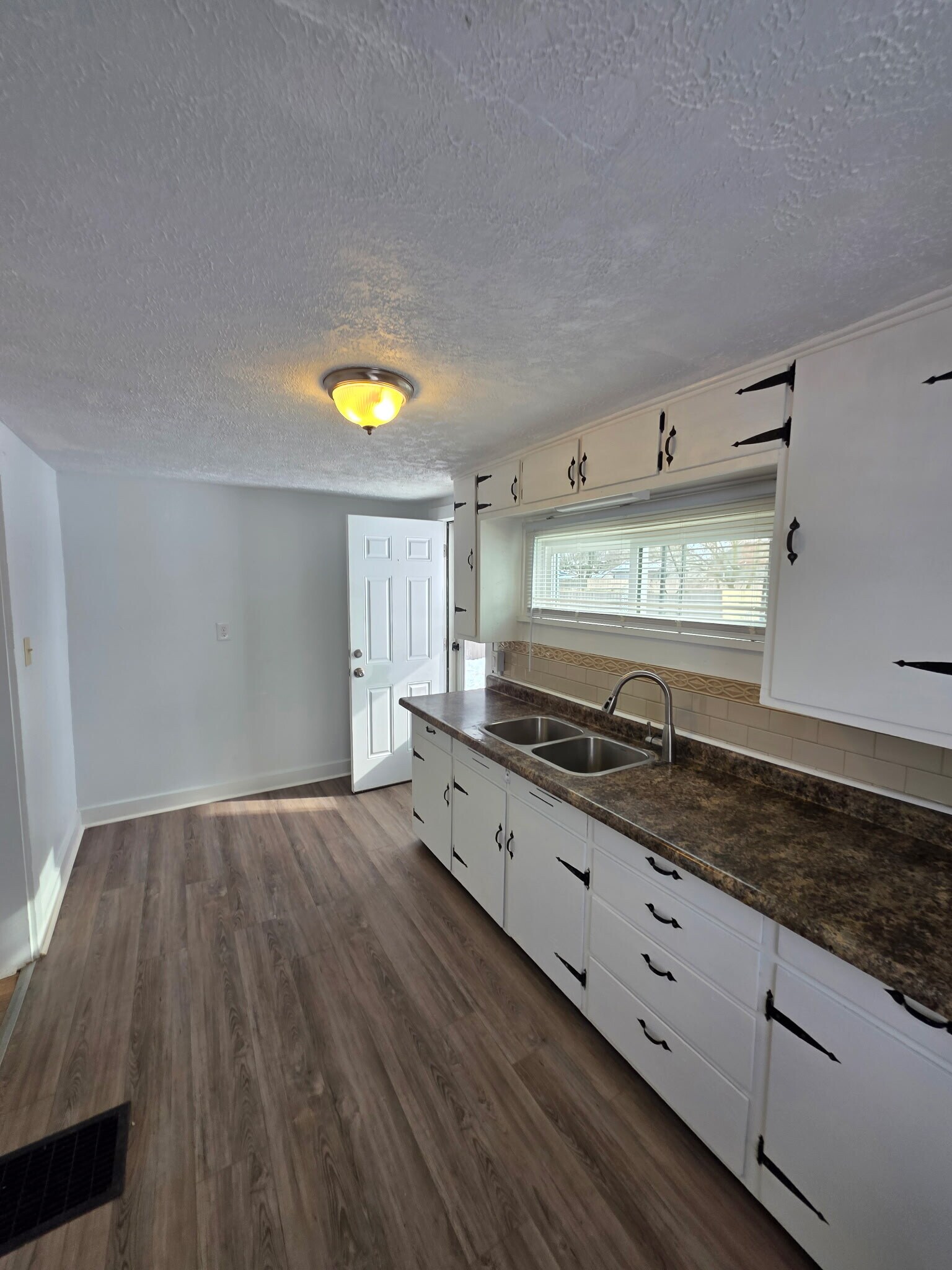 Building Photo - 825 Garfield Ave