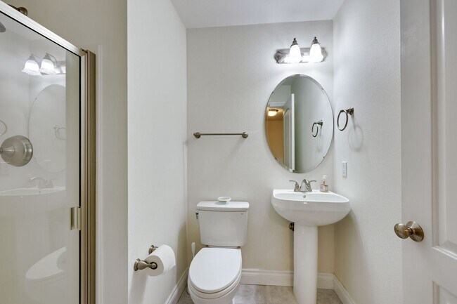 Building Photo - Beautiful Spacious Bainbridge Home