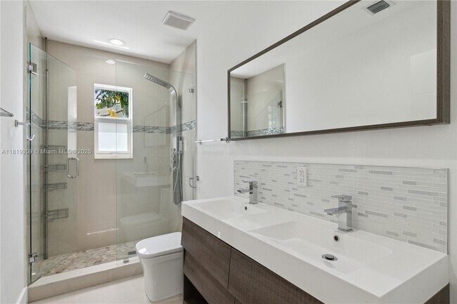 Building Photo - 4655 SW 14th St