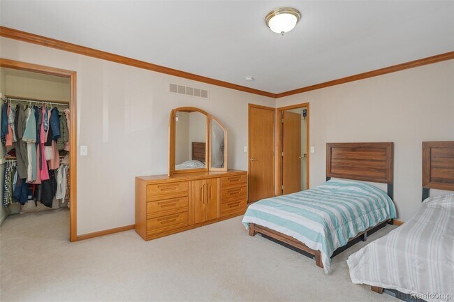 Building Photo - 47105 Liberty Bell Rd E