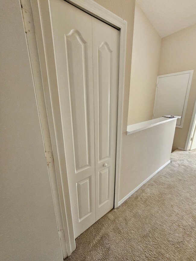 Building Photo - Brandon townhome with 2 bedrooms, 2 baths ...