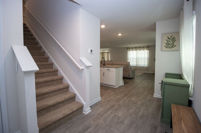 Building Photo - Stylish & Spacious Pet-Friendly Home in Bo...