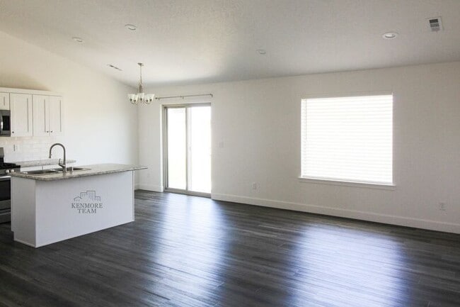 Building Photo - 1043 S Blueberry Pl