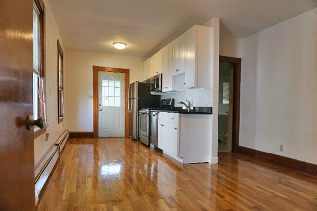 Building Photo - 3bed 2 bath in Waltham is available 8/1