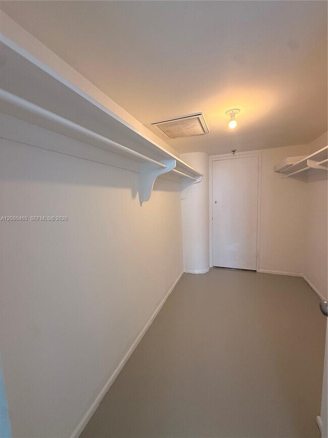 Building Photo - 900 Bay Dr