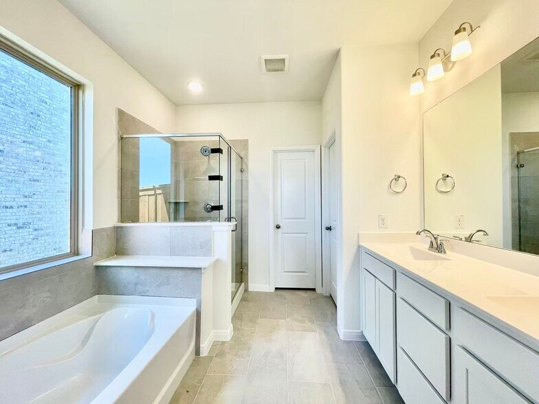 Building Photo - 16205 Garden Dr