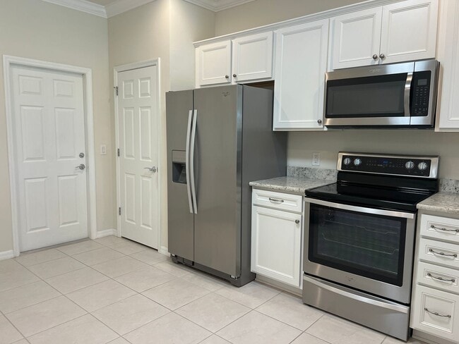 Building Photo - 2 bedroom, 2 bathroom attached villa home ...